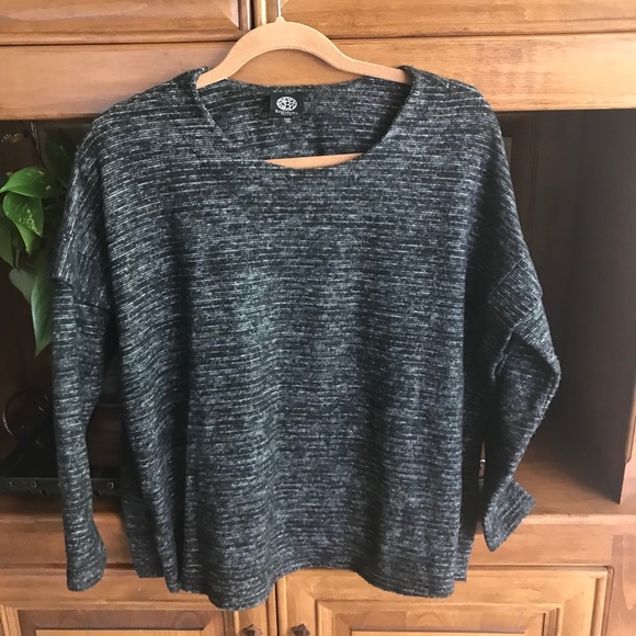 BOBEAU sweater top size MP -- fit is a wide loose casual fit- NEVER WORN - Picture 6 of 6